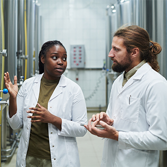 deux scientifiques en blouses blanches en discussion