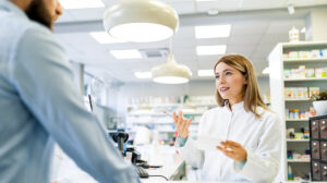 Discussion entre deux chercheurs dans un laboratoire