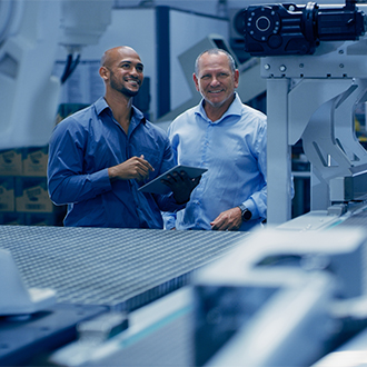 image lumineuse présentant deux hommes souriant en usine