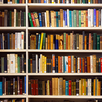 image de livres dans des étagères