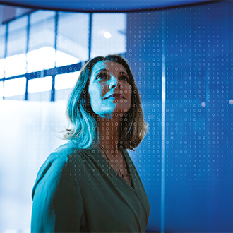 femme levant les yeux au ciel sur fond bleu