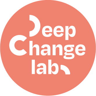logo Deep Change Lab sur fond rose