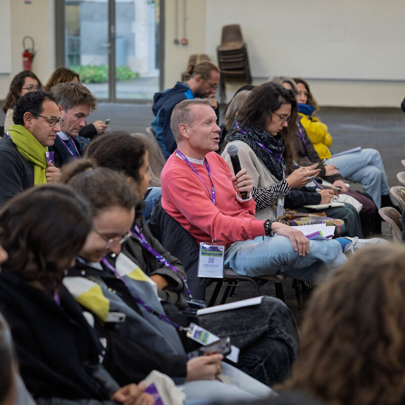 Une personne qui pose une question suite à la conférence d'Alexandre Monnin