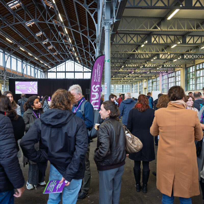 Les convives prennent une pause café et échangent
