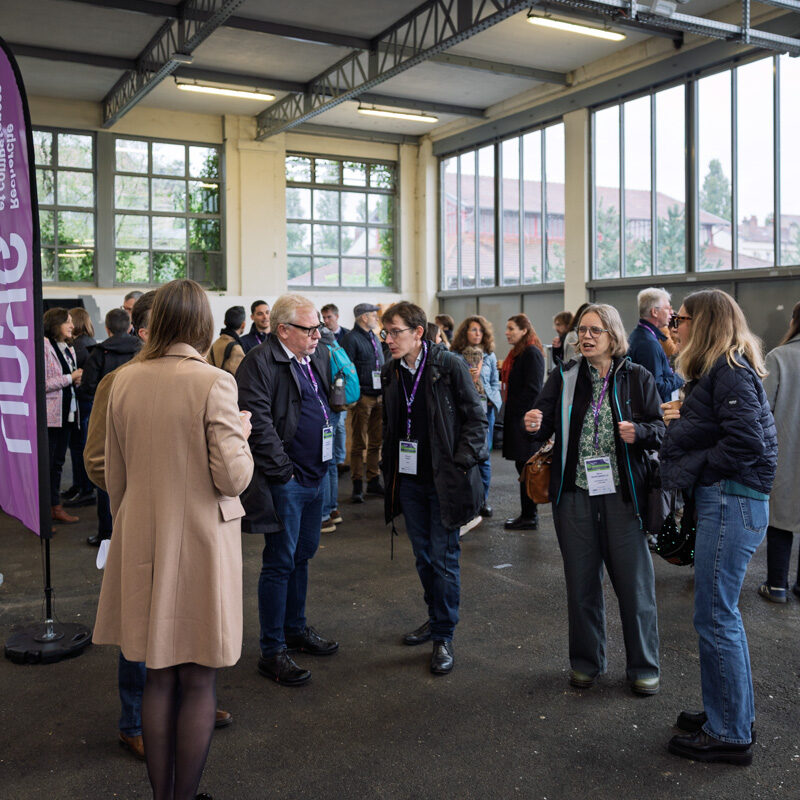 Les convives prennent une pause café et échangent entre eux