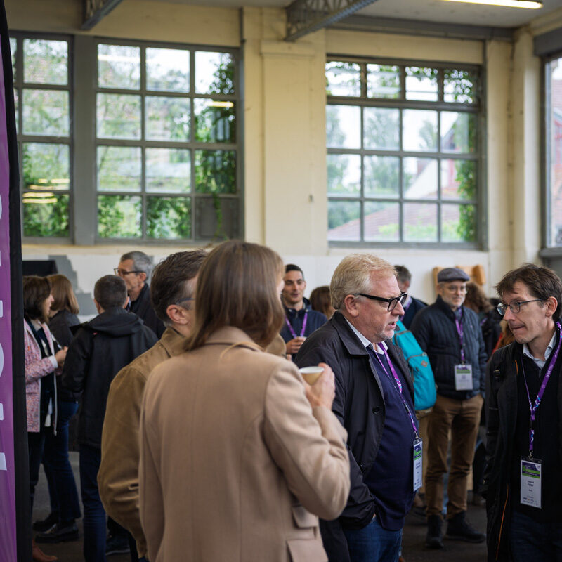 Les convives prennent une pause café et échangent entre eux