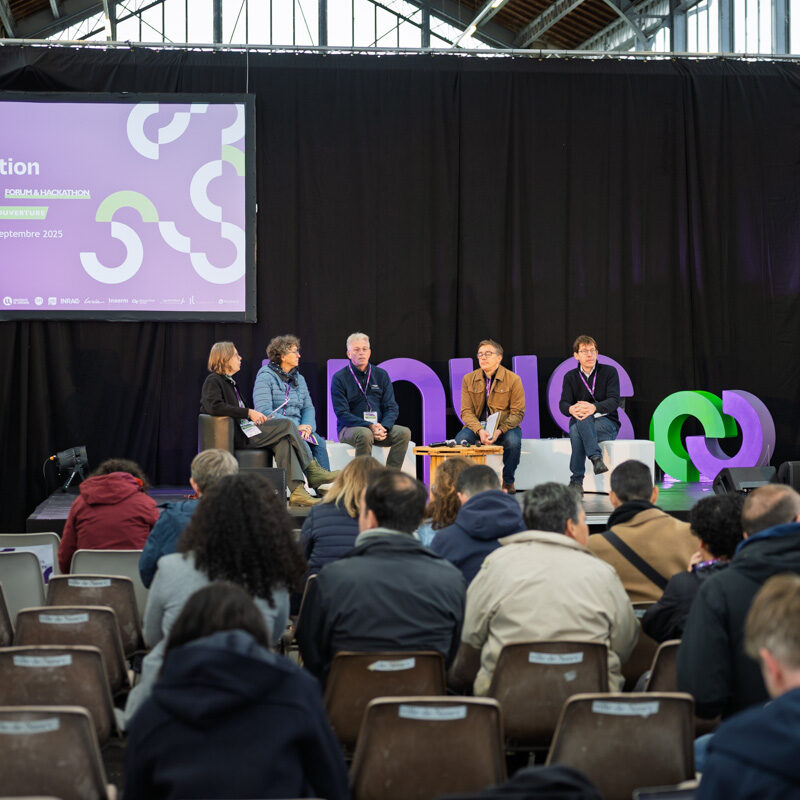 Arrivée des intervenants pour la première table ronde, Marie-Christine les introduit.