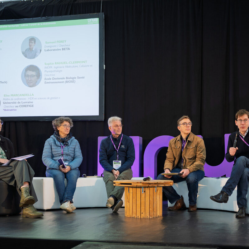 Un intervenant de la table ronde prend la parole.