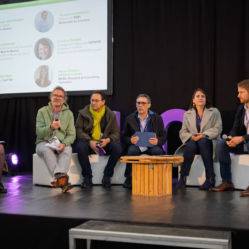 Début de la deuxième table ronde les intervenants sont assis sur une banquette