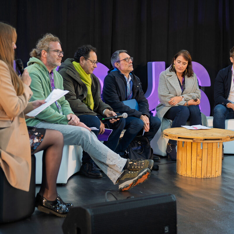 La table ronde a commencé les intervenants écoutent les questions de Marie Christine qui parle dans le micro