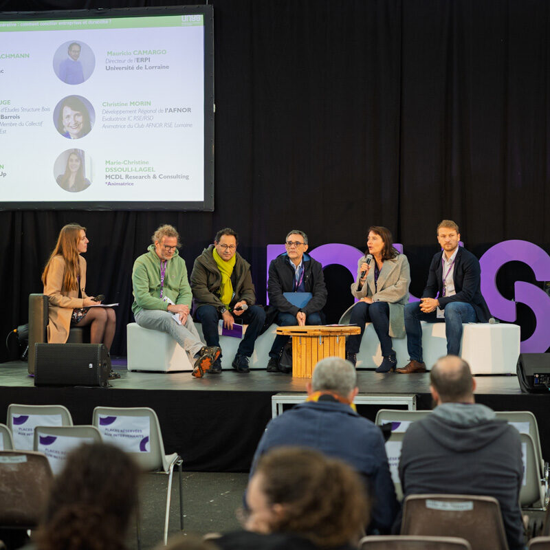 Christine Morin une intervenante de la table ronde parle dans le micro pour répondre à la question de Marie Christine.