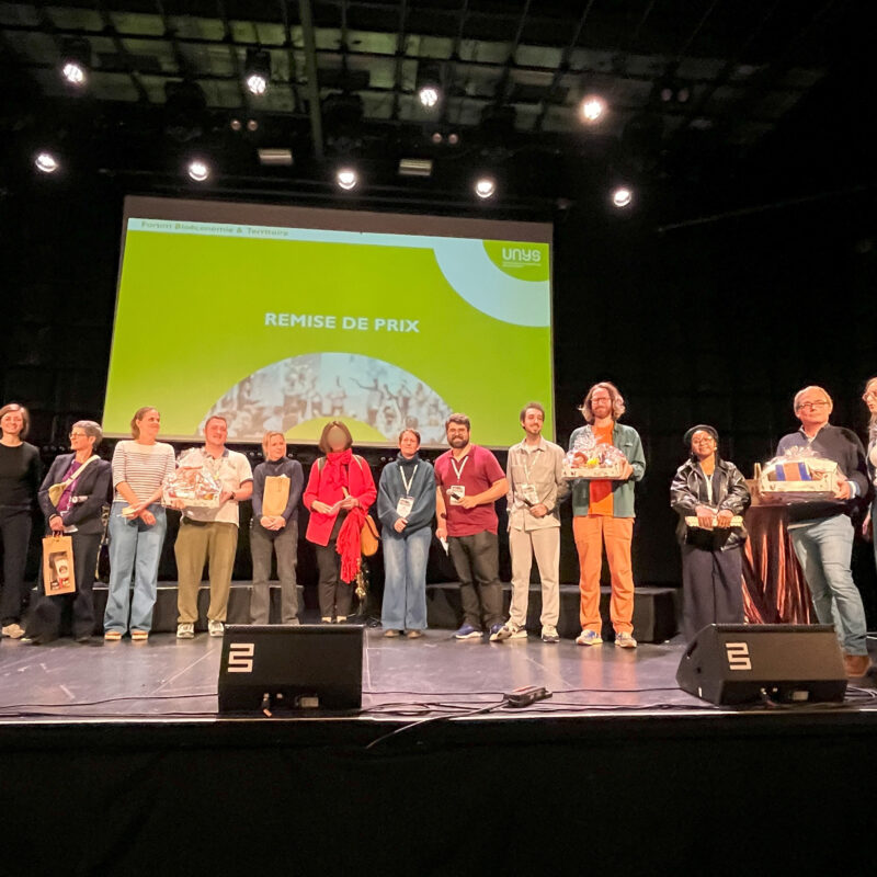 Photo de tous les participants du hackathon qui sont sur scène pour recevoir leur cadeau