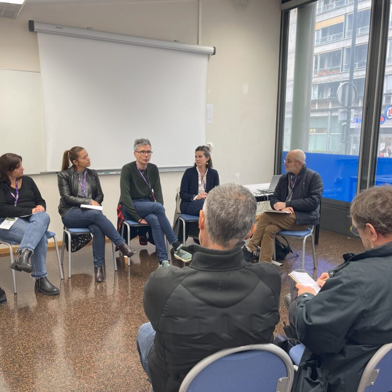 4 intervenants et 1 animateur pour une nouvelle table ronde