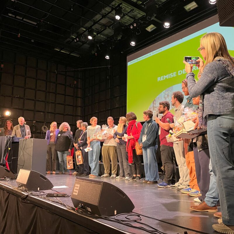 Photo de tous les participants du hackathon qui sont montés sur scène pour recevoir leur cadeau.