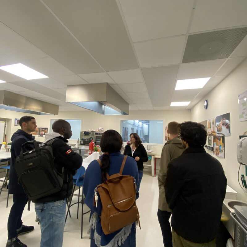 Visite du laboratoire LIBio : la chercheuse et les inscrits sont dans une cuisine d'expérimentation.