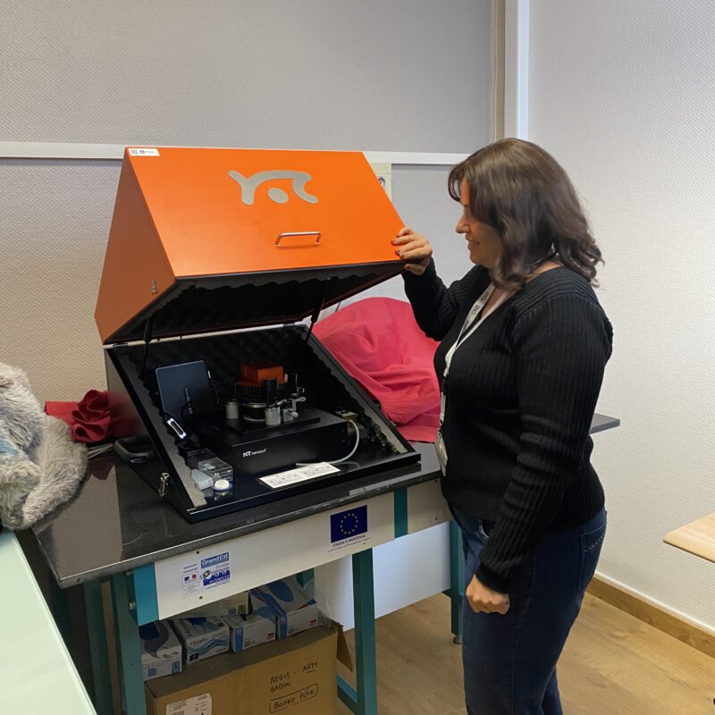 Visite du laboratoire LIBio : la chercheuse ouvre un appareil pour montrer l'intérieur